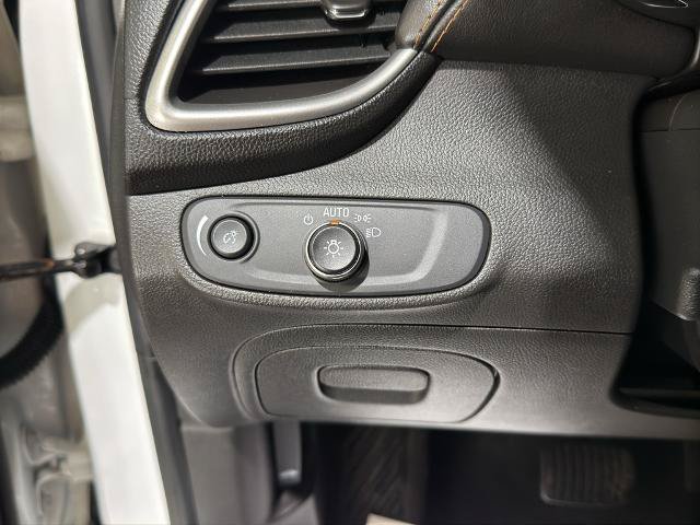 Used 2020 Chevrolet Trax LT w/ LT Convenience Package AWD/4WD image 12