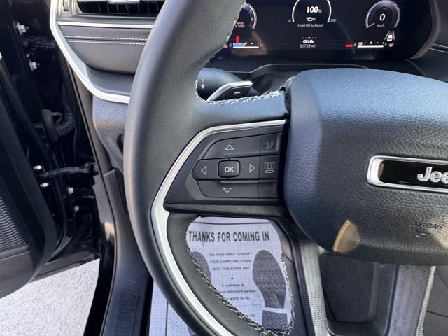 Used 2023 Jeep Grand Cherokee Laredo image 13