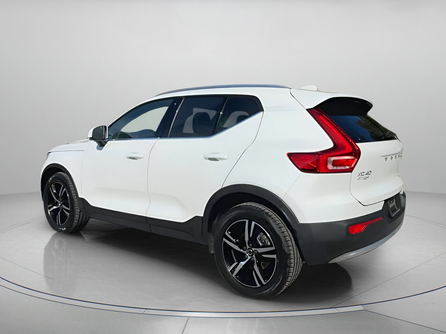 Used 2023 Volvo XC40 B5 Plus image 13