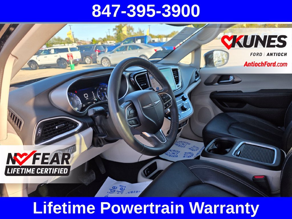 Used 2024 Chrysler Pacifica Touring-L FWD image 17