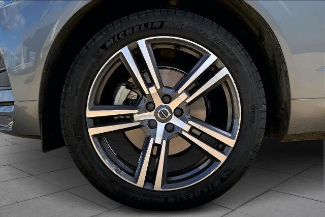 Used 2021 Volvo XC60 T5 Momentum w/ Premium Package image 12