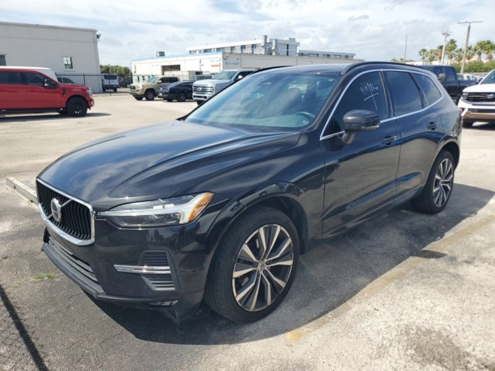 Used 2022 Volvo XC60 B5 Momentum w/ Protection Package Premier FWD image 2