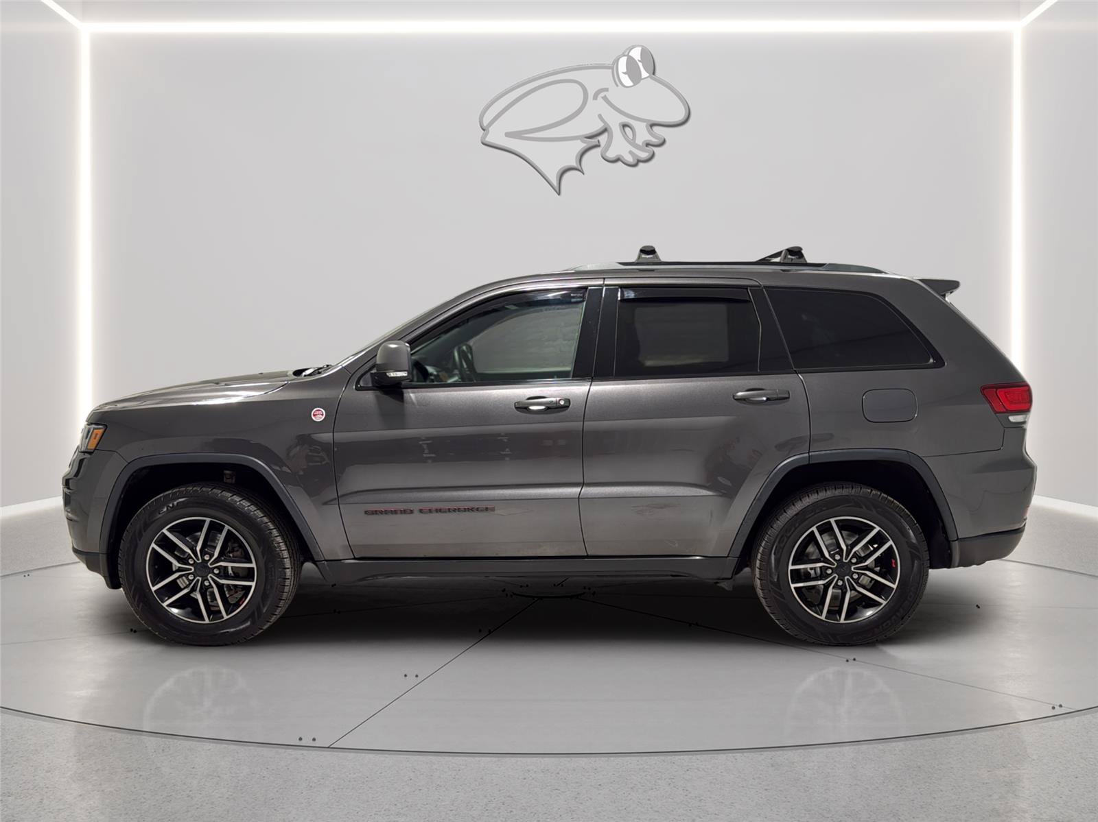 Used 2019 Jeep Grand Cherokee Trailhawk w/ Trailhawk Luxury Group AWD/4WD image 2