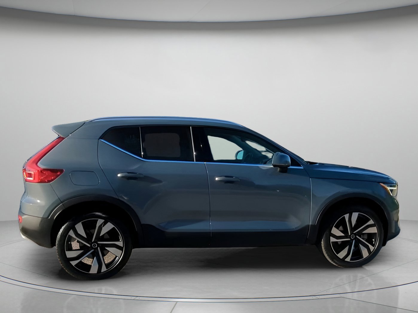 Used 2023 Volvo XC40 B5 Plus w/ Protection Package Premier image 28