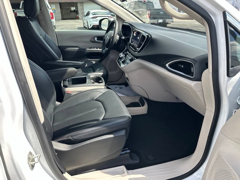 Used 2023 Chrysler Pacifica Touring-L FWD image 13