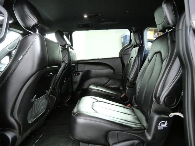 Used 2025 Chrysler Pacifica Select image 13