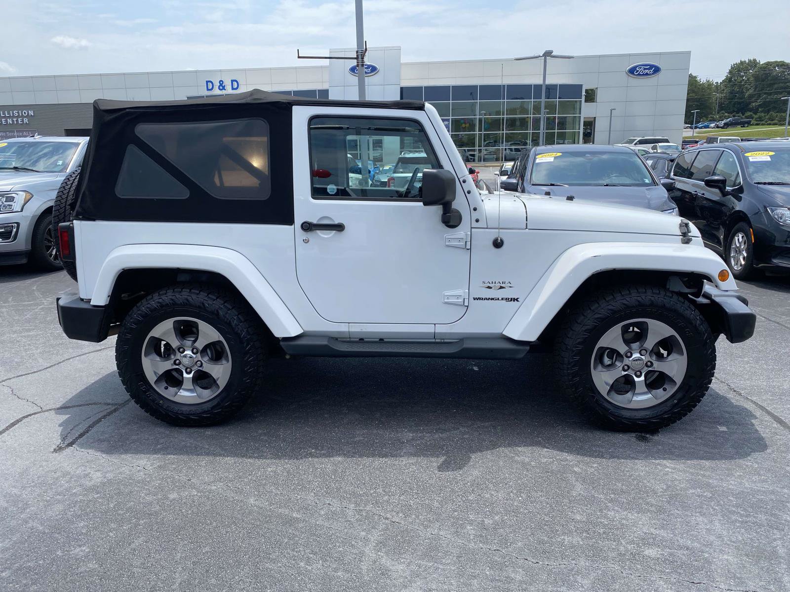 Used 2018 Jeep Wrangler Sahara w/ Connectivity Group AWD/4WD image 8