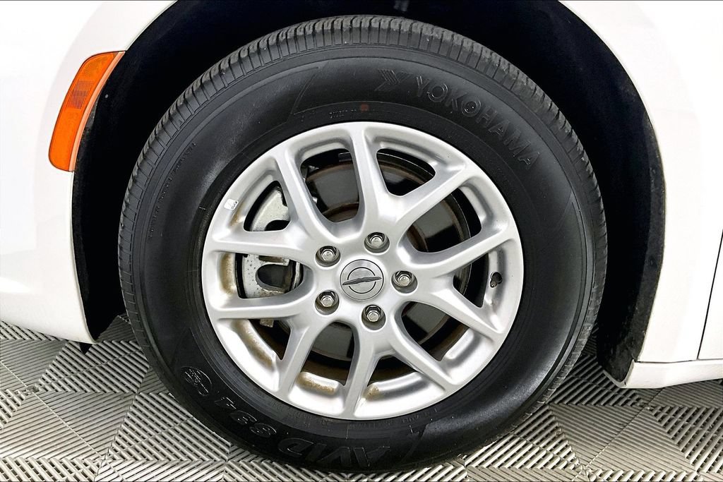 Used 2023 Chrysler Pacifica Touring-L FWD image 7