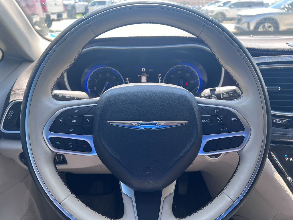 Used 2017 Chrysler Pacifica Limited w/ UConnect Theater Package FWD image 23