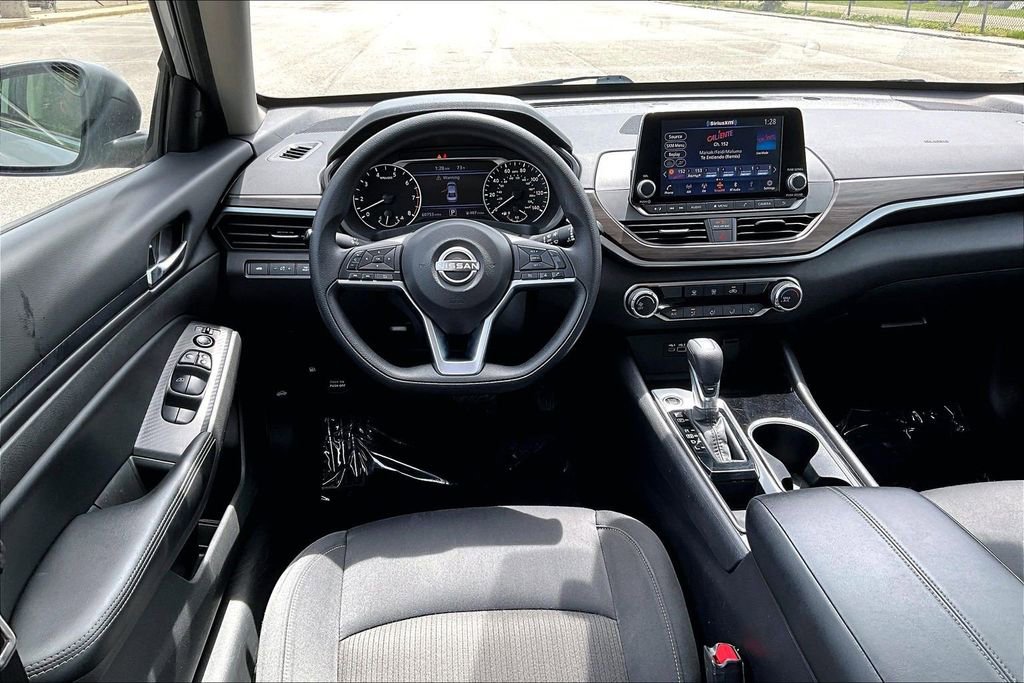 Used 2024 Nissan Altima 2.5 SV FWD image 5