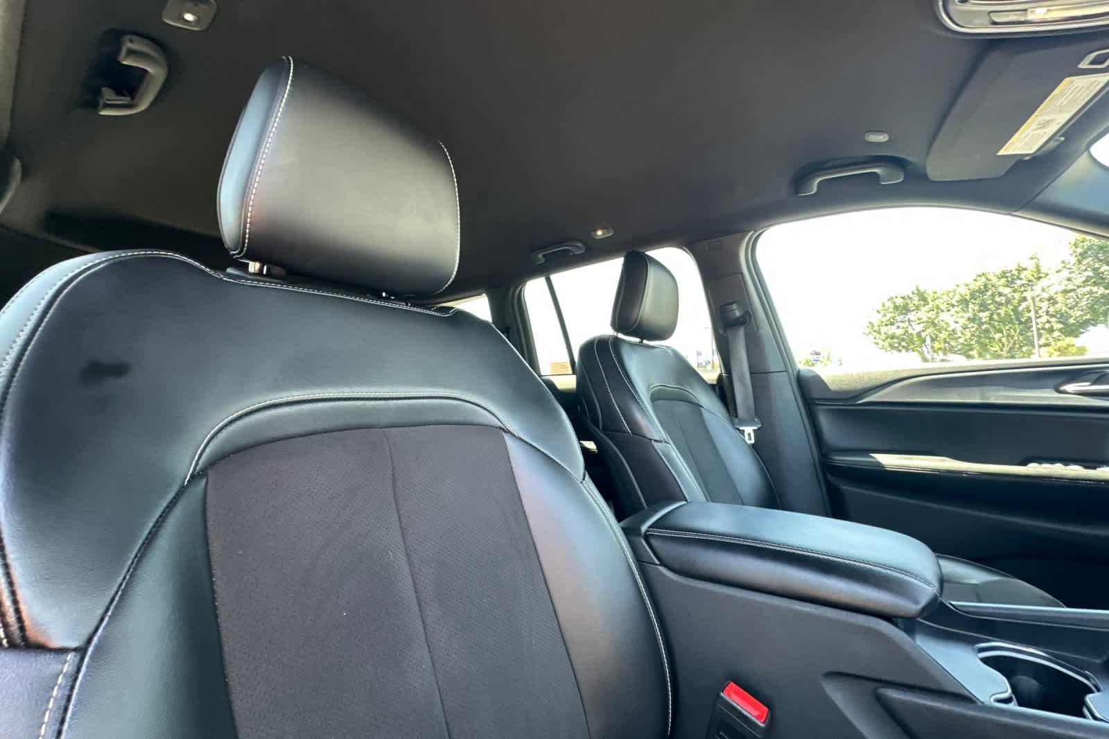 Used 2023 Jeep Grand Cherokee Altitude image 18