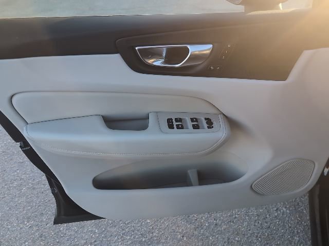 Used 2023 Volvo XC60 B5 Plus image 35