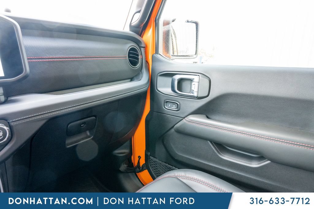 Used 2025 Jeep Wrangler Unlimited Rubicon w/ Convenience Group AWD/4WD image 17