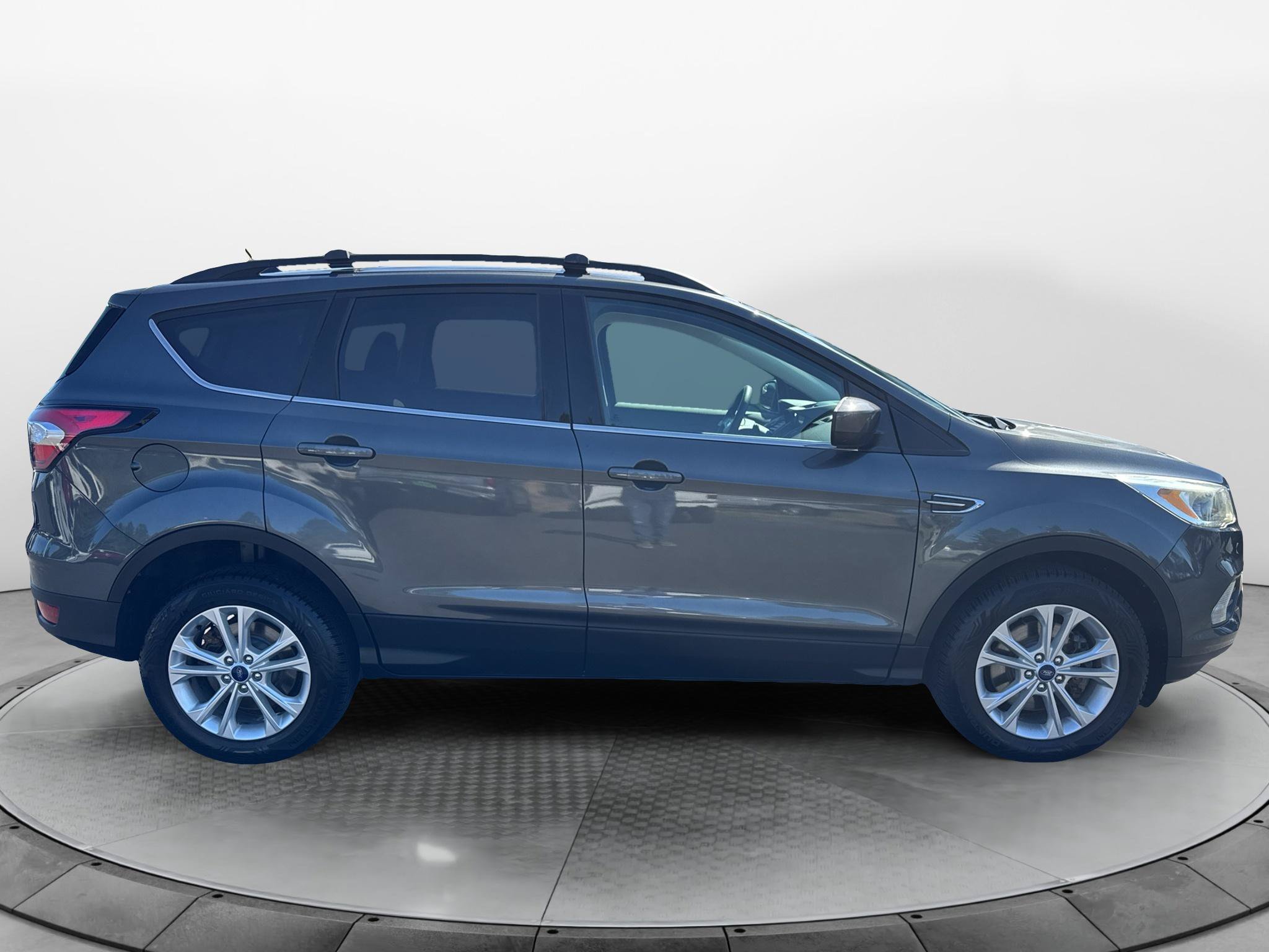 Certified 2018 Ford Escape SE w/ SE Sync 3 Package AWD/4WD image 5