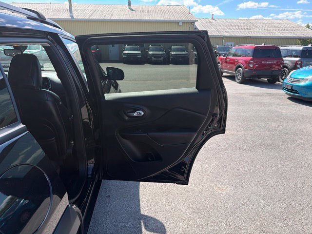 Used 2019 Jeep Cherokee Trailhawk w/ Cold Weather Group AWD/4WD image 39