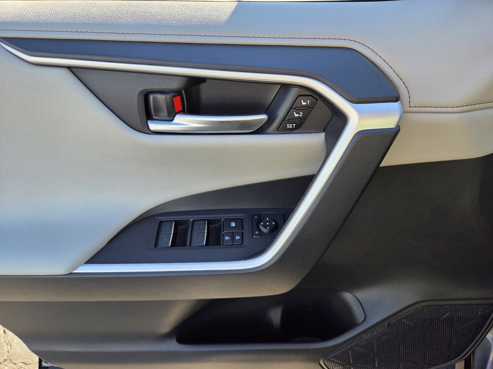 Used 2024 Toyota RAV4 Limited image 18