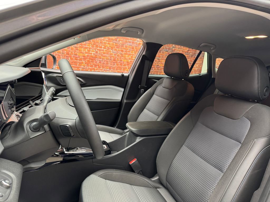 Used 2024 Chevrolet Trax LT w/ LT Convenience Package image 25