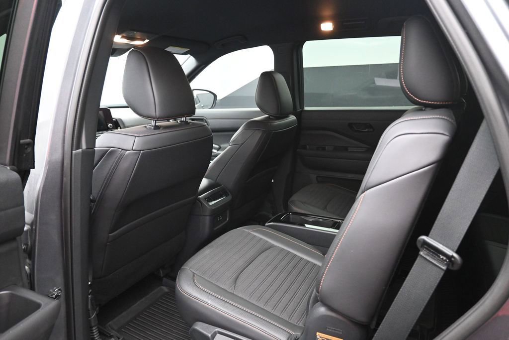 Used 2025 Nissan Pathfinder Rock Creek AWD/4WD image 2