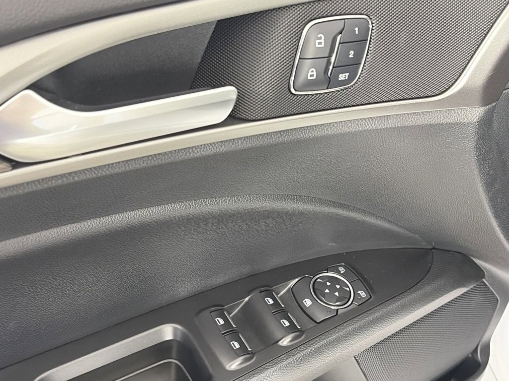 Certified 2018 Ford Fusion SE w/ Fusion SE Technology Package image 25