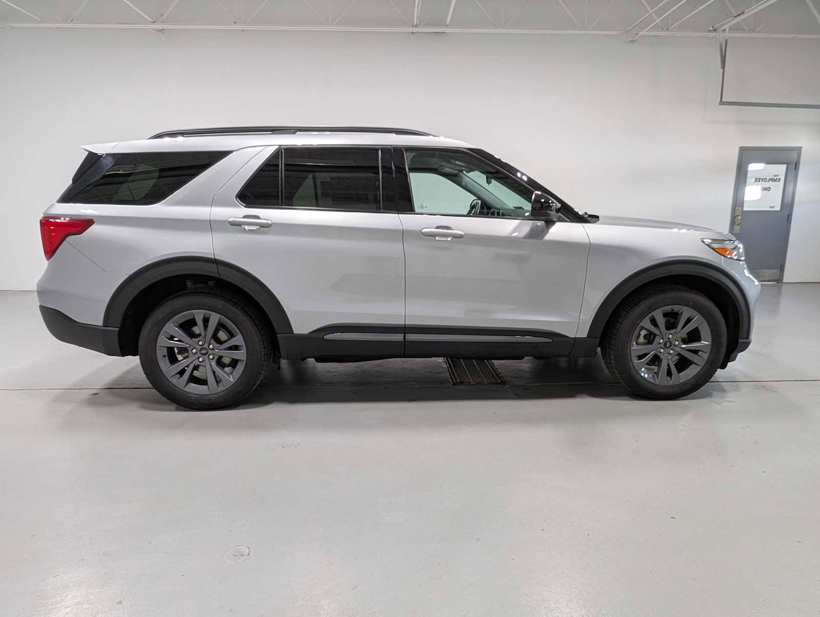 Certified 2023 Ford Explorer XLT w/ Equipment Group 202A AWD/4WD image 7