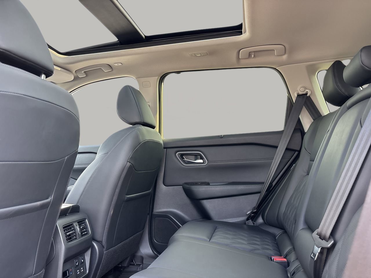 Used 2025 Nissan Rogue Platinum w/ Platinum Premium Package image 16