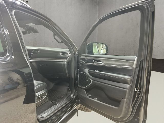 Used 2023 Jeep Wagoneer L Series II AWD/4WD image 19