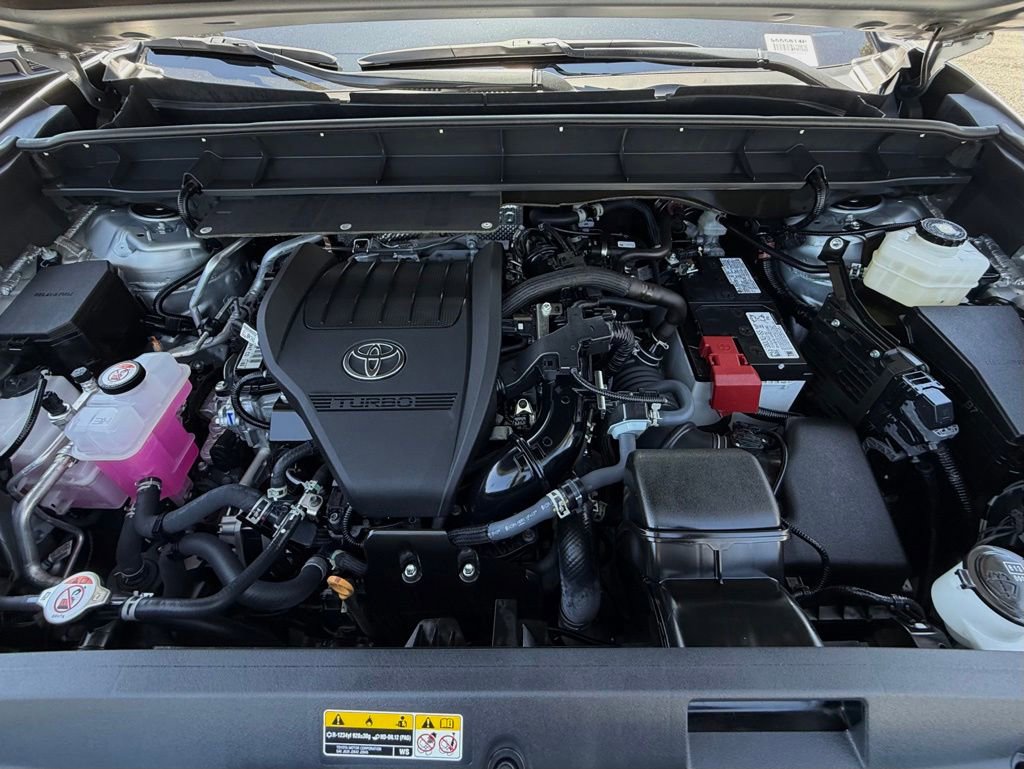 Used 2025 Toyota Highlander XLE FWD image 29