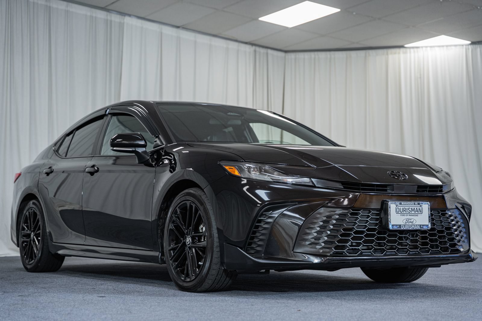 Used 2025 Toyota Camry SE FWD image 1