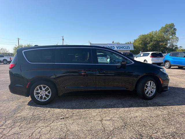 Used 2024 Chrysler Pacifica Touring-L FWD image 8
