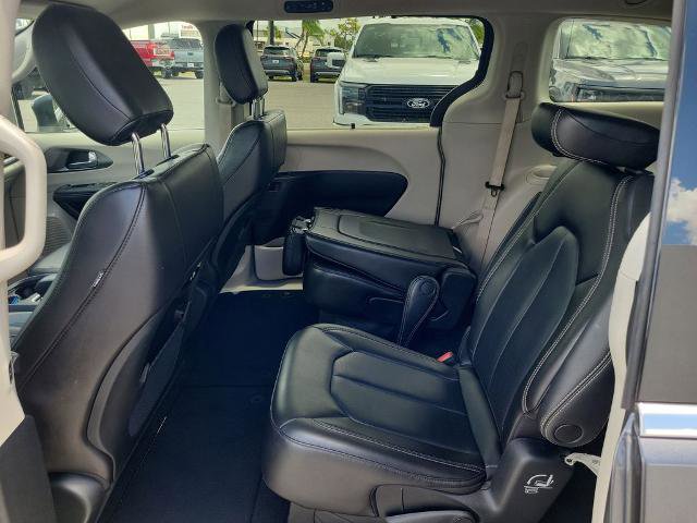 Used 2023 Chrysler Pacifica Touring-L FWD image 12