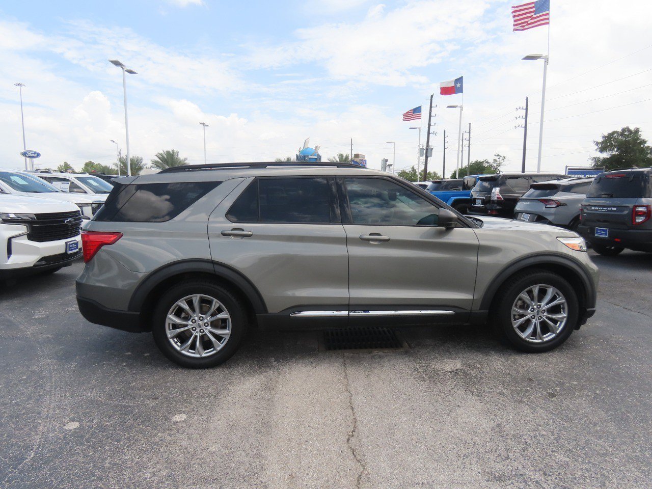 Certified 2020 Ford Explorer XLT w/ Equipment Group 202A RWD image 10