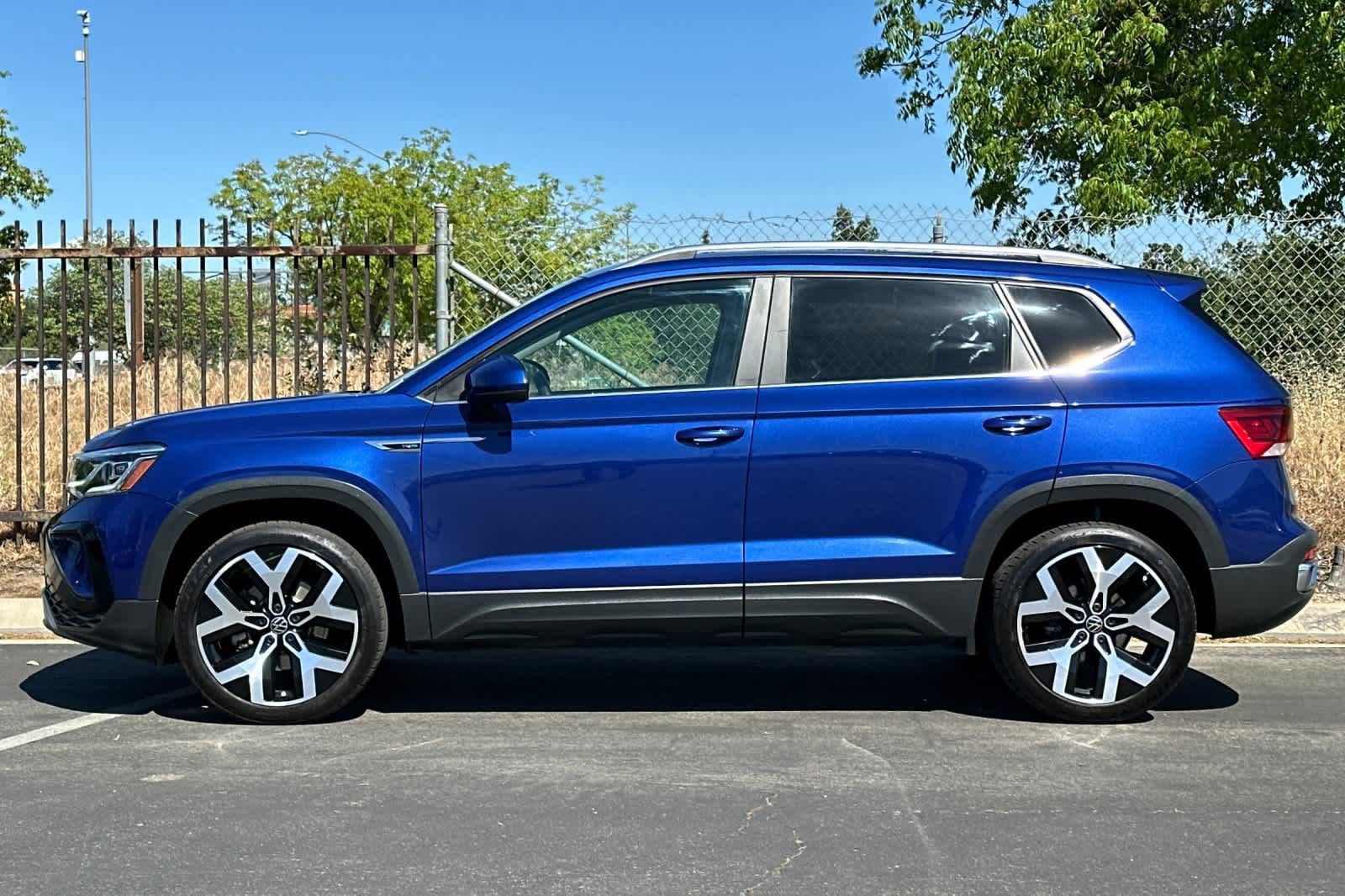 Used 2022 Volkswagen Taos SEL image 2