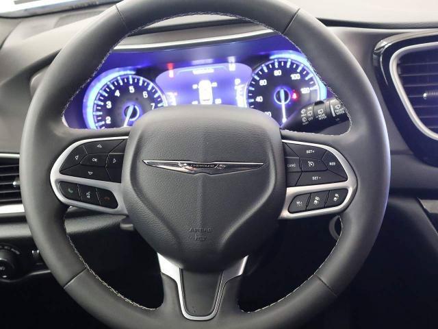 Used 2025 Chrysler Pacifica Select FWD image 18