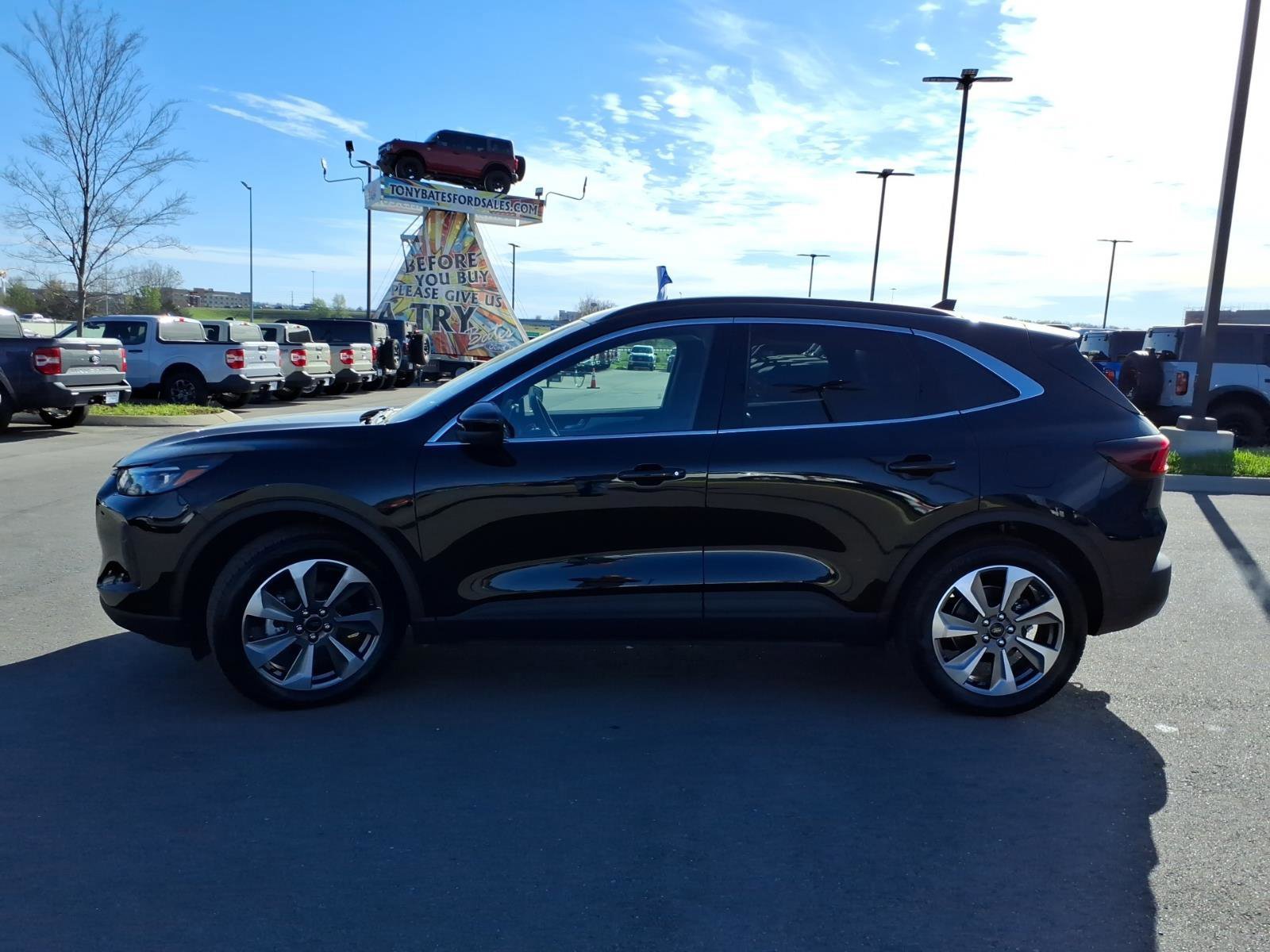 Certified 2025 Ford Escape Platinum w/ Class II Trailer Tow Package image 2