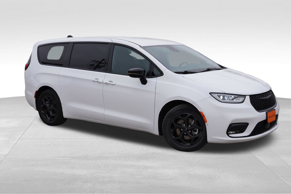 Used 2024 Chrysler Pacifica Limited FWD image 2