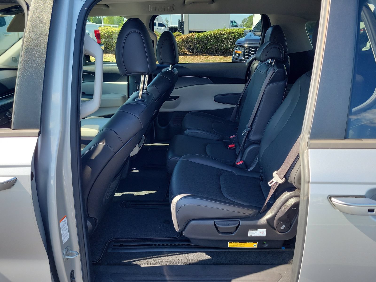 Used 2022 Kia Carnival LX FWD image 8