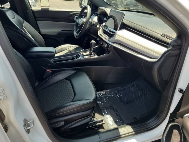 Used 2024 Jeep Compass Latitude AWD/4WD image 16
