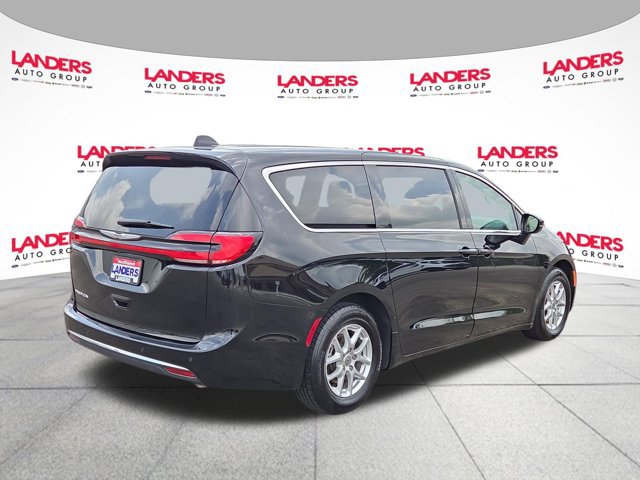 Used 2024 Chrysler Pacifica Touring-L FWD image 3