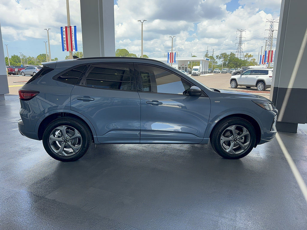 Certified 2023 Ford Escape ST-Line w/ Tech Pack #1 AWD/4WD image 4