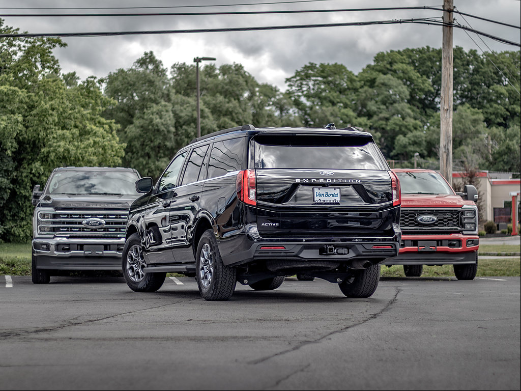 Certified 2025 Ford Expedition Active AWD/4WD image 4