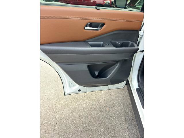 Used 2024 Nissan Pathfinder Platinum FWD image 10