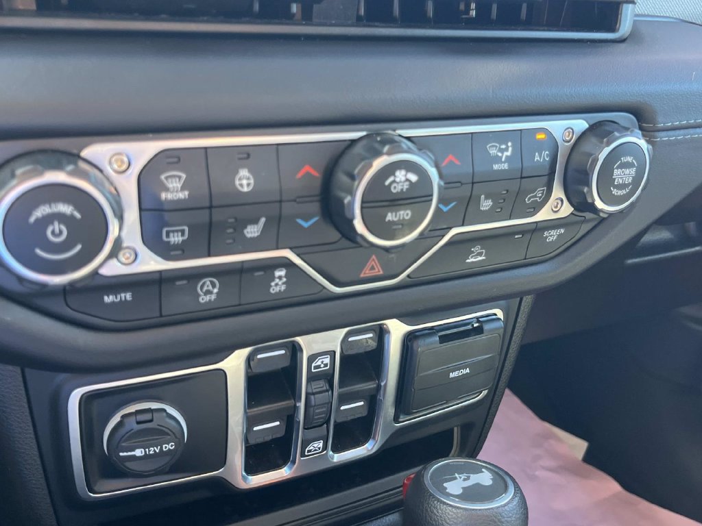 Used 2025 Jeep Wrangler Unlimited Sahara AWD/4WD image 36