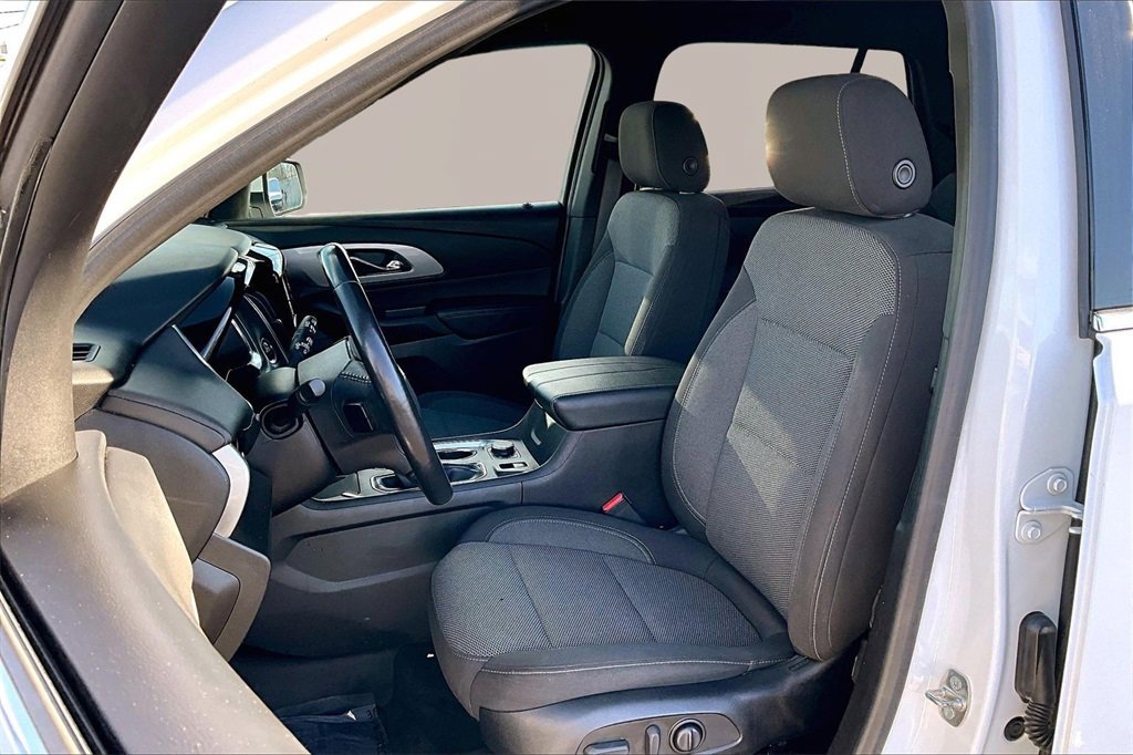 Used 2022 Chevrolet Traverse LT image 25