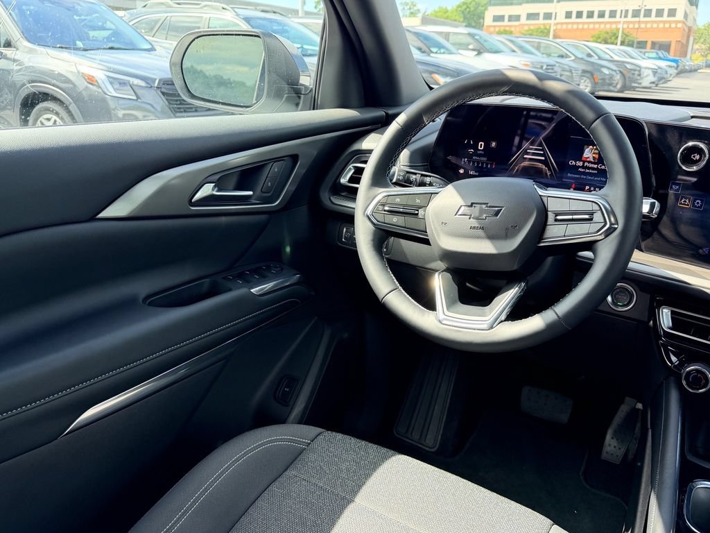 Used 2025 Chevrolet Traverse LT w/ Driver Confidence Package FWD image 11