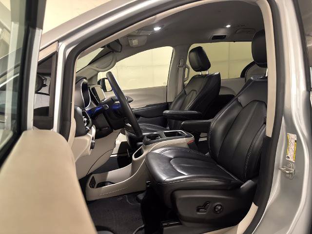 Used 2023 Chrysler Pacifica Touring-L FWD image 17