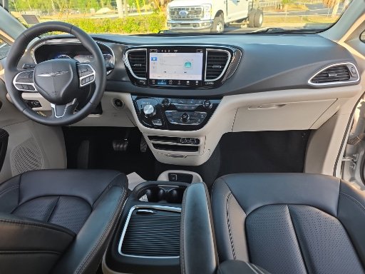 Used 2024 Chrysler Pacifica Touring-L FWD image 2