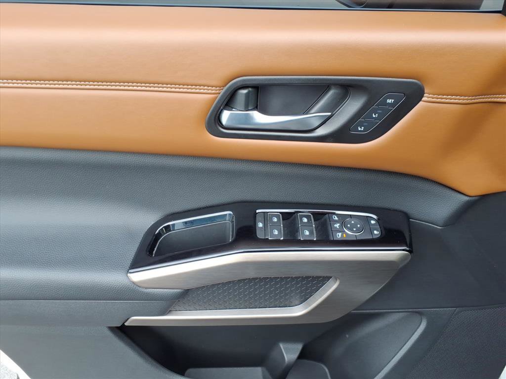 Used 2023 Nissan Pathfinder Platinum image 10