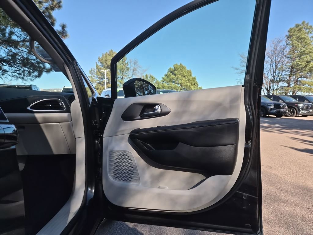 Used 2024 Chrysler Pacifica Select image 30
