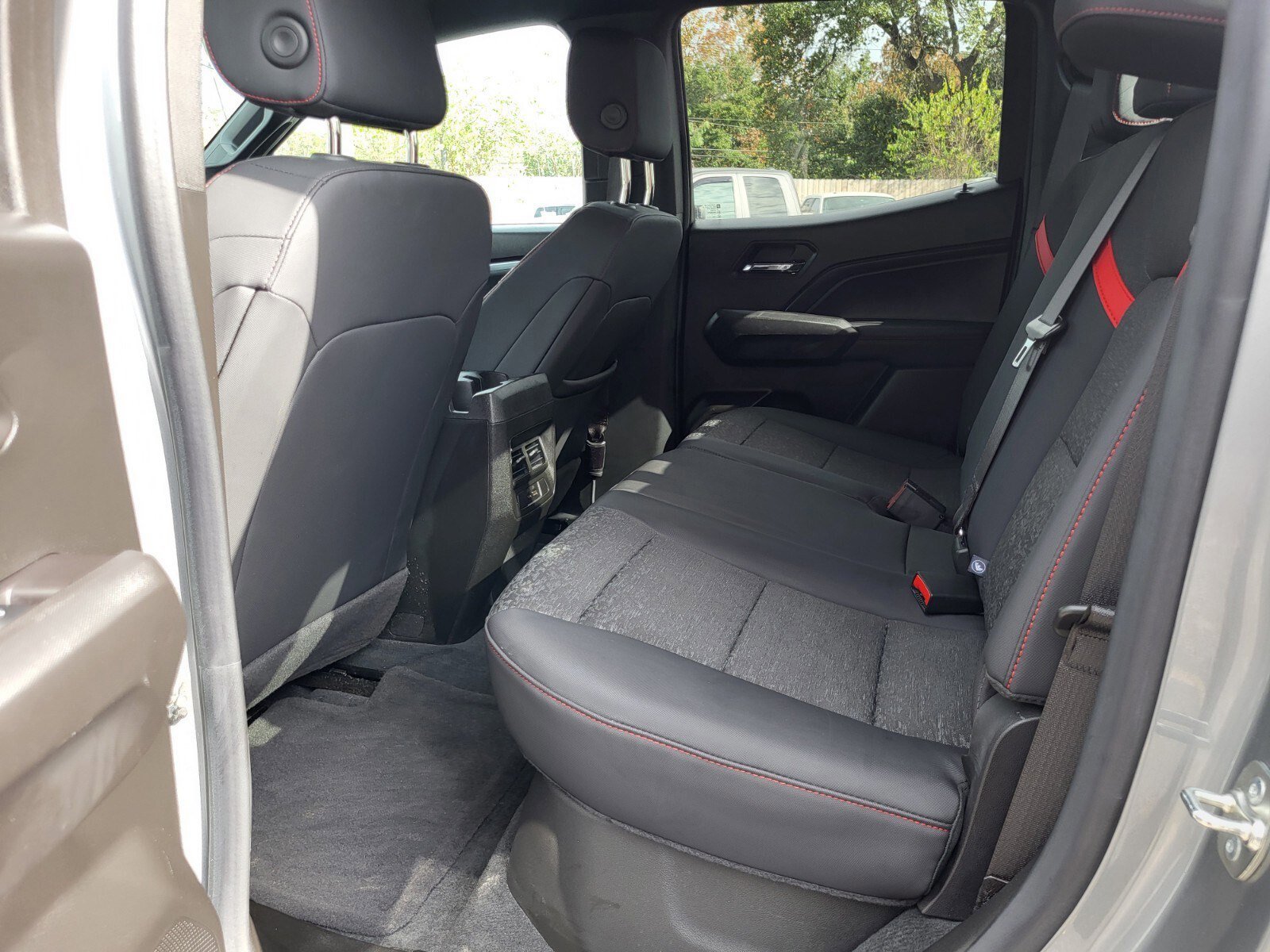 Used 2024 Chevrolet Colorado Z71 w/ Z71 Convenience Package 2 image 13