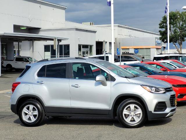 Used 2020 Chevrolet Trax LT w/ LT Convenience Package FWD image 3